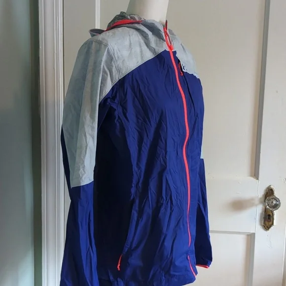 Under Armour Lightweight Hooded Windbreaker - Picture 2 of 6